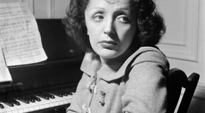 Edith Piaf, una de las cantantes más célebres del siglo XX, compositora e intérprete de la emblemática canción 'La vie en rose'.