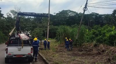 Trabajadores de CNEL cambiar la infraestructura eléctrica en Sucumbíos, el 17 de noviembre de 2023.