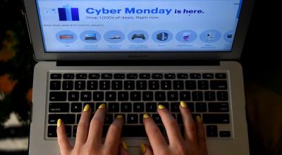 Imagen referencial. Una mujer frente a una portátil que anuncia los descuentos de Cyber Monday en Amazon.