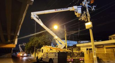 Trabajos de CNEL EP en Guayaquil, para reemplazar cables de luz, el 16 de noviembre de 2023.