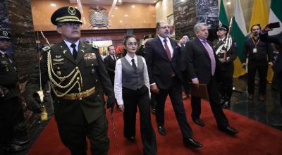 Viviana Veloz (RC), Henry Kronfle (PSC) y Eckenner Recalde (ADN), a su salida del Pleno este 17 de noviembre de 2023.