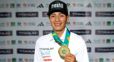 El marchista ecuatoriano, David Hurtado, posa con su medalla de oro de los Juegos Panamericanos 2023.