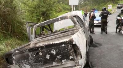 Un vehículo incinerado fue hallado la mañana del martes 21 de noviembre en la avenida Simón Bolívar, en Quito.