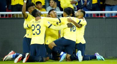 Los jugadores de Ecuador celebran el gol de Ángel Mena, en el partido ante Chile, el 21 de noviembre de 2023. 
