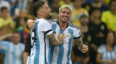 Nicolás Otamendi y Rodrigo de Paul celebran en el partido de Argentina ante Brasil, el 21 de noviembre de 2023. 