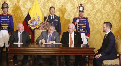 El presidente Guillermo Lasso y el ministro Fernando Santos en la firma de contratos de concesión el 21 de noviembre de 2023.