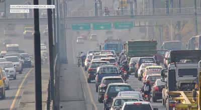 Imagen referencial de un tramo de la vía Perimetral, en Guayaquil, cuyo tránsito será aliviado con la construcción del quinto puente. 