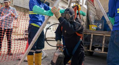 Un buzo de Interagua se sumerge en un ducto cajón para el trabajo de limpieza, Guayaquil, el 21 de noviembre de 2023.