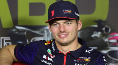 El piloto de Red Bull, Max Verstappen, sonríe durante una conferencia de prensa previa al Gran Premio de Fórmula 1 de Abu Dabi, el 23 de noviembre de 2023.