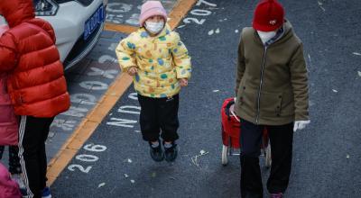 Niños con mascarillas en una calle de Beijing, China, el 23 de noviembre de 2023.