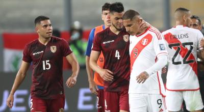 Paolo Guerrero, de Perú, habla con Wilker Ángel, de Venezuela, durante el partido por la Fecha 6 de Eliminatorias, el 21 de noviembre de 2023.