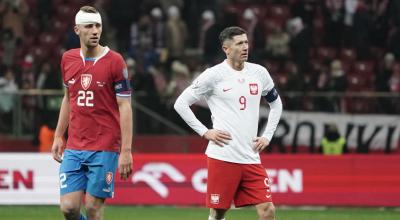 Robert Lewandowski y Tomas Soucek después del partido de clasificación del Grupo E de la Eurocopa 2024 entre Polonia y la República Checa, el 17 de noviembre de 2023.