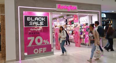 Anuncios de ofertas de Black Friday en el centro comercial Quicentro Shopping, de Quito, 17 de noviembre de 2023.