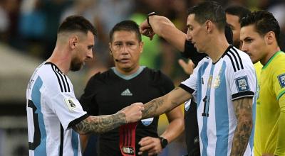 Lionel Messi le entrega la banda de capitán a Ángel Di María en el partido entre Argentina y Brasil por Eliminatorias, el 21 de noviembre de 2023.