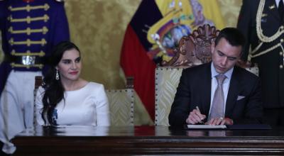El presidente Daniel Noboa firma los decretos con la designación de su gabinete, el 23 de noviembre de 2023.