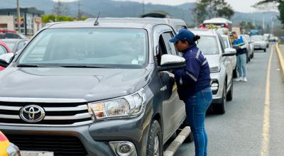 Un agente de la ATM junto a un vehículo en la vía a la Costa, Guayaquil.