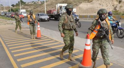 Personal de las Fuerzas Armadas efectúa controles de seguridad en Manta, Manabí, el 23 de julio de 2023.