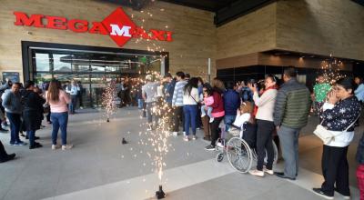 Clientes acuden al primer Megamaxi de Cuenca, ubicado en  la Wayra Plaza, en la avenida 24 de Mayo, el 24 de noviembre de 2023. 