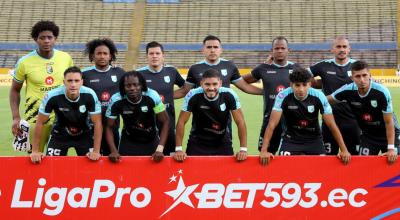 Los jugadores de Cumbayá FC se forman antes de jugar un partido en el Atahualpa, el 11 de noviembre de 2023.