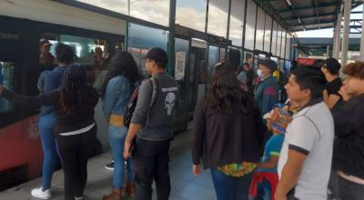 Imagen referencial de personas en una estación del transporte público de Quito, el 15 de octubre de 2023. 
