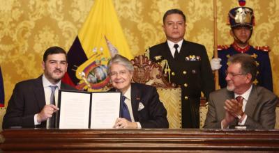 El alcalde de Guayaquil, Aquiles Álvarez, y el expresidente Guillermo Lasso durante la entrega de compentencias para el 'quinto puente'. Quito, 22 de noviembre de 2023