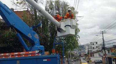 Trabajadores de la Empresa Eléctrica Quito en tareas de mantenimiento el 23 de noviembre de 2023.