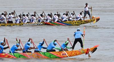 Las tripulaciones se vistieron con coloridas camisetas en esta tradiciona regata de barcos dragón, el plato fuerte del Festival del Agua en Camboya.