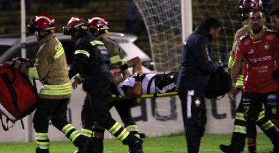 El árbitro Robert Cabrera es retirado de la cancha en camilla, en Cuenca, el 25 de noviembre de 2023.