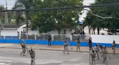 Militares y policías en la parroquia Puerto Bolívar, en Machala, el 26 de noviembre de 2023.