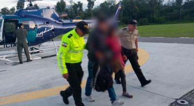 Policías trasladan a dos personas que fueron afectadas por un rayo cuando subían al Rucu Pichincha, el 26 de noviembre de 2023.