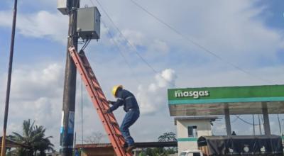 Un trabajador de CNEL realiza trabajos en el sistema eléctrico.