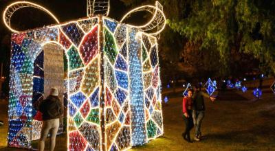 Personas en el Parque Miraflores, en Cuenca, en Navidad, en diciembre de 2021.