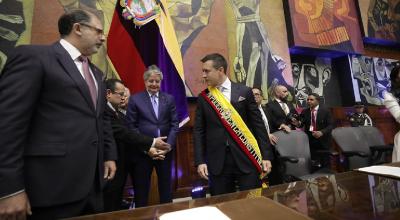 Guillermo Lasso despojado de su banda presidencial junto a Daniel Noboa y Henry Kronfle en la Asamblea el 23 de noviembre de 2023.