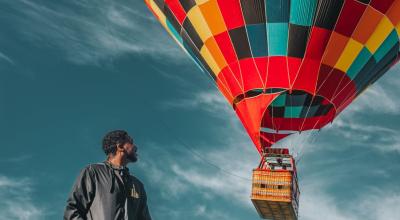 Un globo aerostático se eleva por principio de los fluidos de Arquímedes para volar, entendiendo el aire como un fluido.