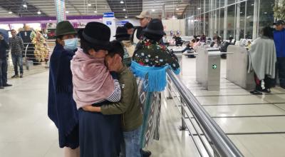 Familiares despiden a migrantes que salen por tierra hacia Estados Unidos desde el Terminal Terrestre Quitumbe. El 11 de noviembre de 2023.