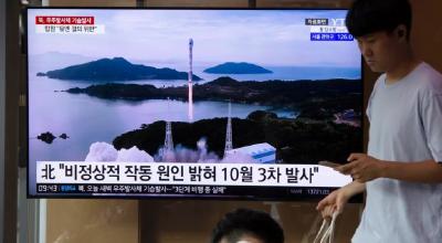 Canal de televisión muestra el lanzamiento de un cohete espacial por parte de Corea del Norte en la estación de Seúl, Corea del Sur, el 24 de agosto de 2023.