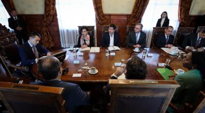 El presidente Daniel Noboa en una reunión con ejecutivos de la CAF y miembros del gabinete, incluyendo el ministro de Finanzas, Juan Carlos Vega, en Quito, el 24 de noviembre de 2023.