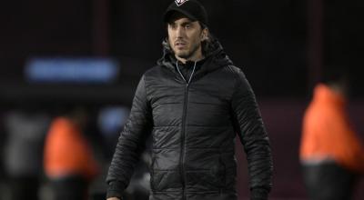 Luis Zubeldía, entrenador de Liga de Quito, durante un partido en 2023.