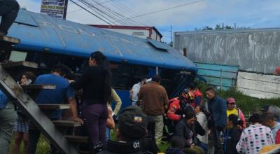 Personas se aglomera en torno a un bus accidentado en la avenida Maldonado, en el sector de Guamaní, sur de Quito, el 28 de noviembre de 2023. 