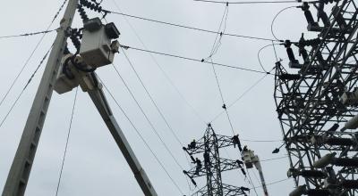 Imagen referencial de postes y cables de transmisión de energía eléctrica, en Manabí, 27 de noviembre de 2023.