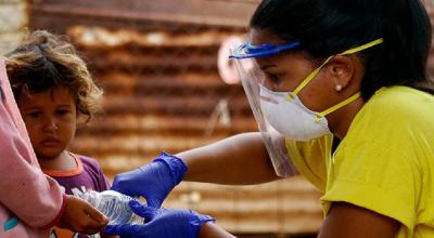 Una coordinadora de una ONG local ayuda a poblaciones en Venezuela en medio de la pandemia de COVID-19.