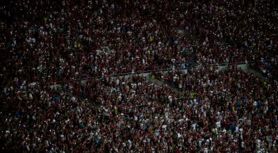 Hinchas de Flamengo desde las tribunas durante el partido Avaí en el estadio Maracaná de Río de Janeiro, el 5 de diciembre de 2019.