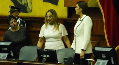 La asambleísta de la RC, Pierina Correa, junto a la jefa de bancada de la alianza ADN, Valentina Centeno, en la primera sesión del Pleno legislativo, el 17 de noviembre de 2023.