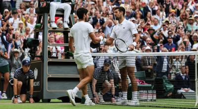 Carlos Alcaraz y Novak Djokovic se saludan después de la final de Wimbledon, el 16 de julio de 2023. 