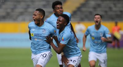 Los jugadores de Universidad Católica celebran un gol ante Cumbayá en la LigaPro, el 11 de noviembre de 2023.