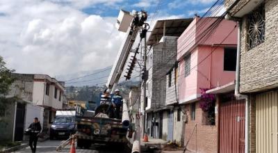Un equipo de la Eléctrica Quito en el sector Colinas del Norte el 29 de noviembre de 2023.