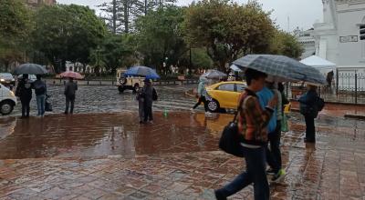 Ciudadanos en el centro de Cuenca, donde se han registrado esporádicas lluvias en últimas semanas de noviembre 2023.
