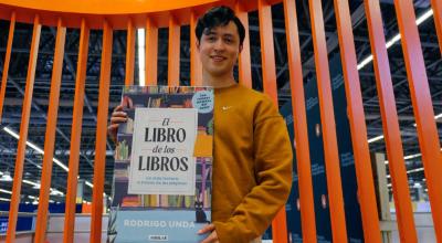El creador de contenido en diferentes plataformas y 'booktoker' , Rodrigo Unda, posa con su libro.