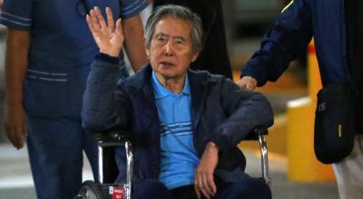 El expresidente de Perú, Alberto Fujimori, saluda a los medios, a la salida de un hospital en Lima, en enero de 2018.