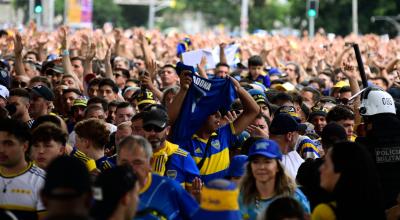 Hinchas de Boca Juniors alientan a su equipo en La Bombonera, el 15 de noviembre de 2023.